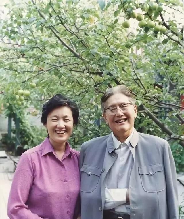 1973年在一个多事之秋，乔冠华为了娶章含之，把儿女赶出了家门。

60岁的乔冠