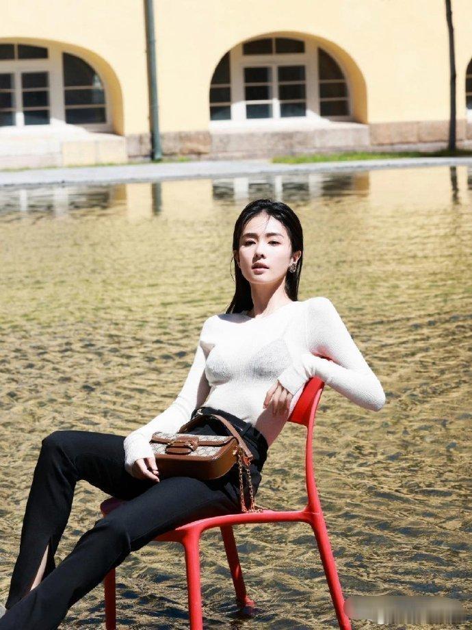 在宣传片中，白鹿的服装显得相当透明，难道她对此毫不知情吗？ ​​​