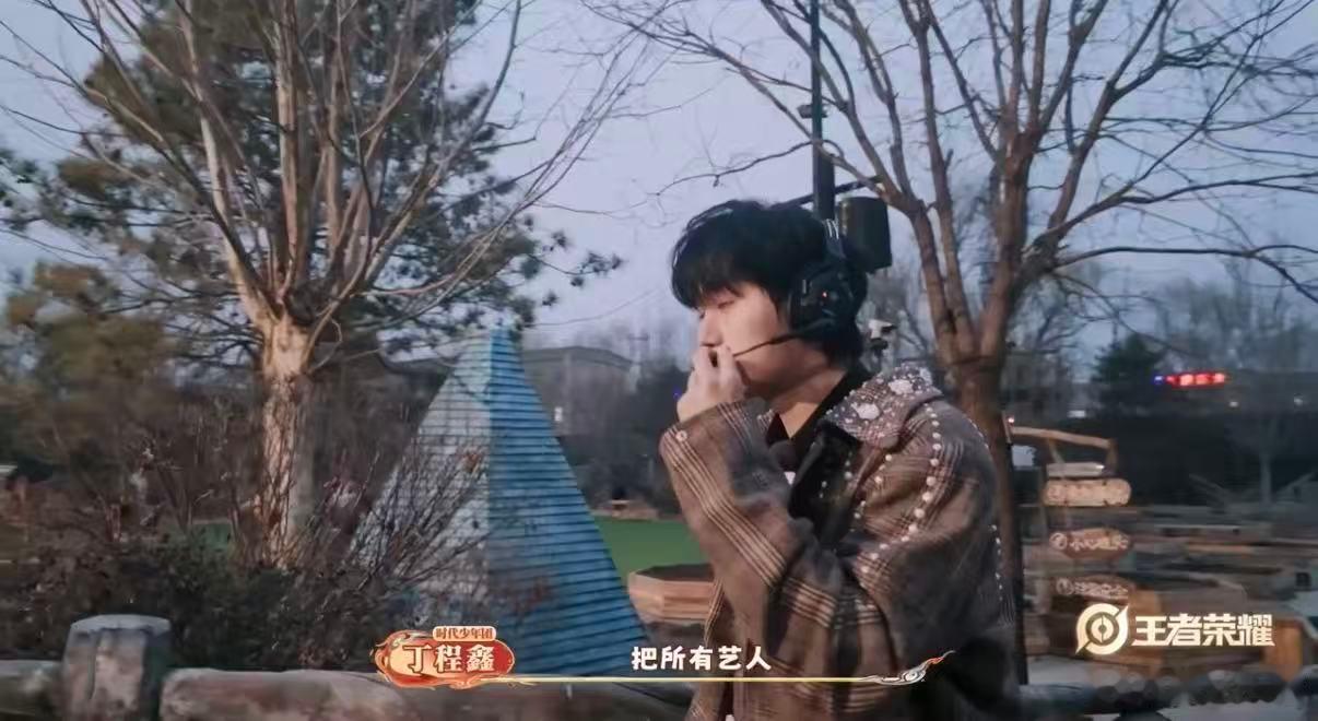 丁程鑫冒充工作人员属实被丁程鑫的机智惊艳到，现场即兴伪装工作人员，全程游刃有余，