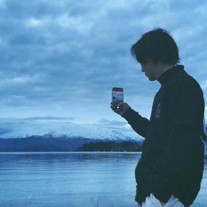 #苏翊鸣好会拍照# 正在新西兰训练的冬奥冠军发布了一组九宫格摄影大片。他说：“天