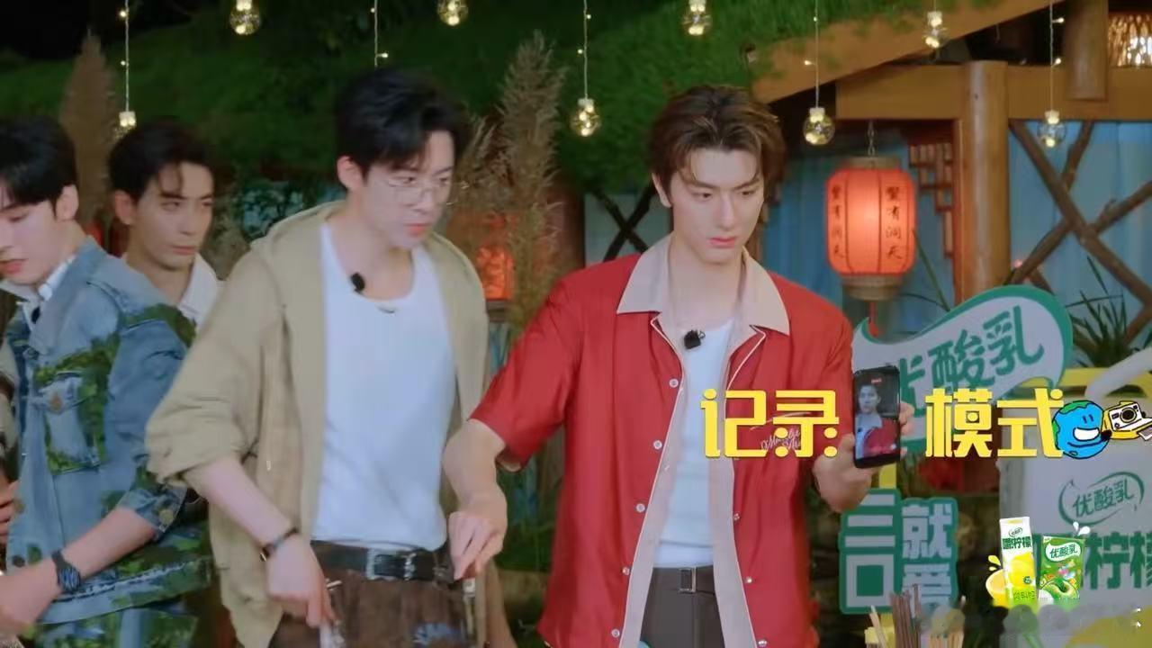 刘宇宁年上的从容感刘宇宁镜头下的林一 林一做完菜，说“告诉我妈，我不是孬种”。刘