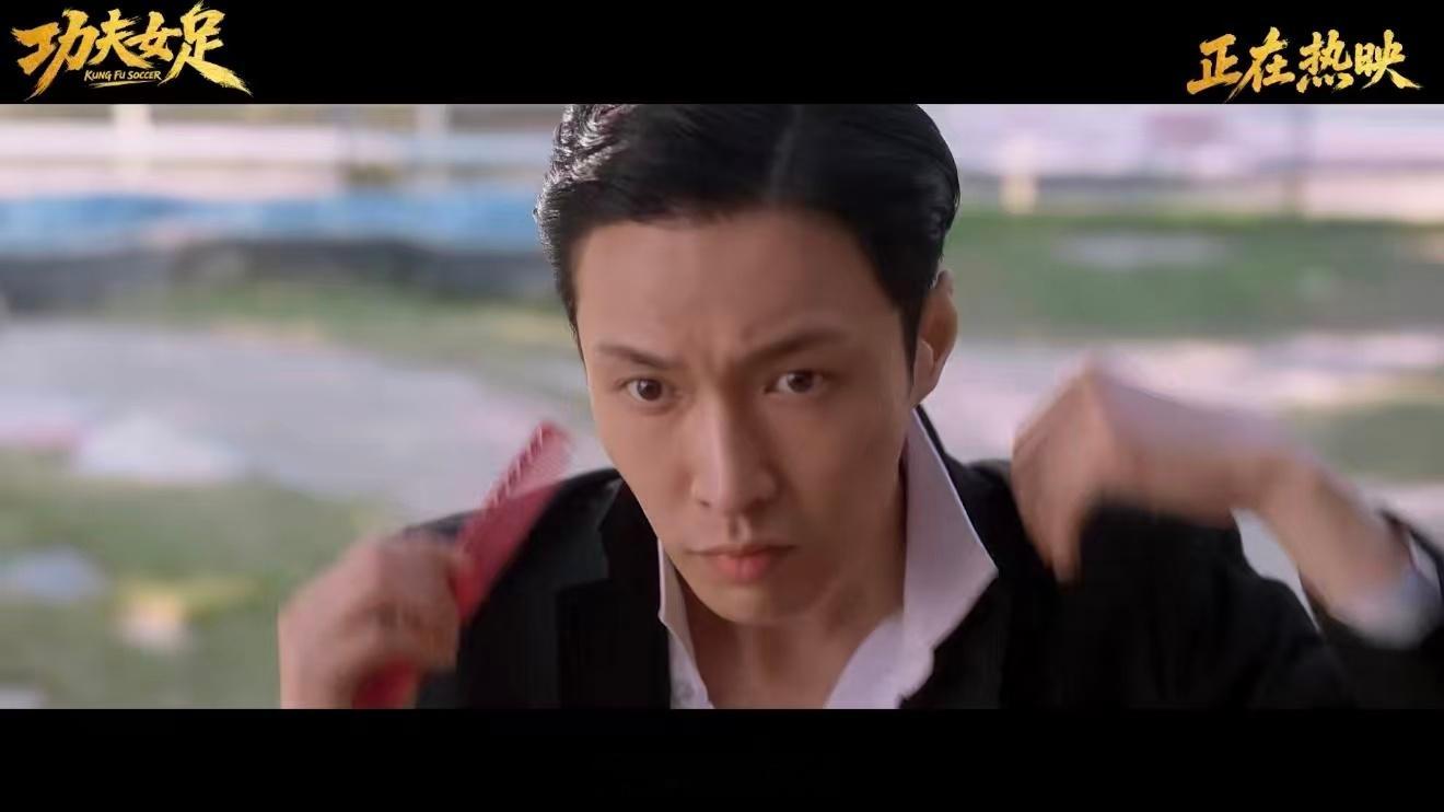 张艺兴路演现场还原腿毛舞没想到舞台王者搞笑起来这么可爱！张艺兴路演秒接观众需求，