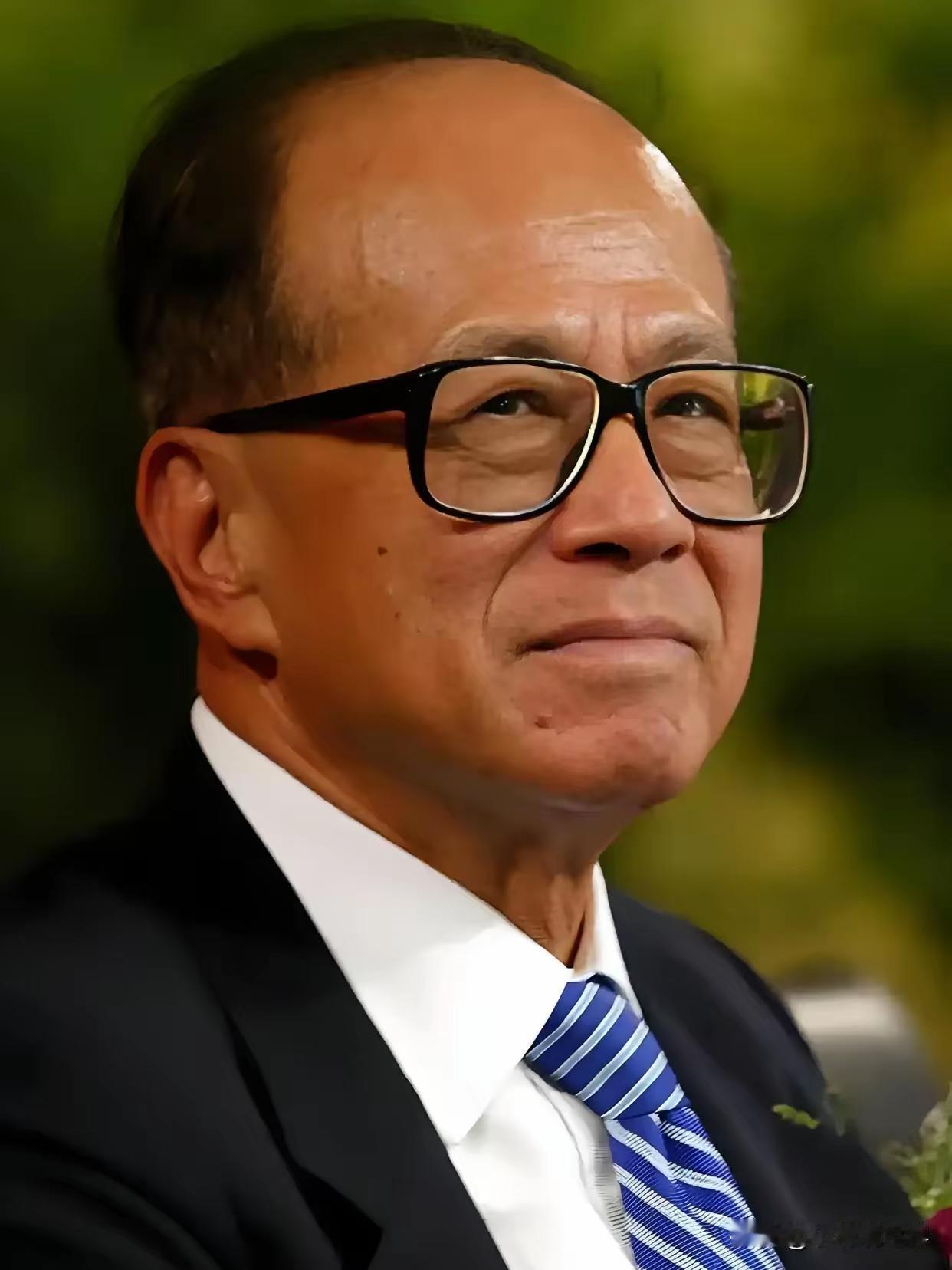98岁的李嘉诚老人依然心系祖国，为西藏吉隆口岸的泥石流灾害捐款1500万元，人老