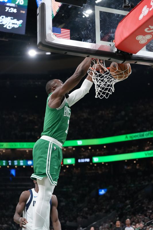 杰伦-布朗已经连续*23场比赛至少得到20分，追平了约翰-哈弗里切克，并列队史第