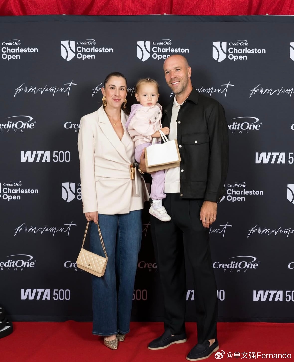 查尔斯顿500赛，球员晚宴拍照📷佩古拉、约维奇、维基奇、利斯、本西奇等wta