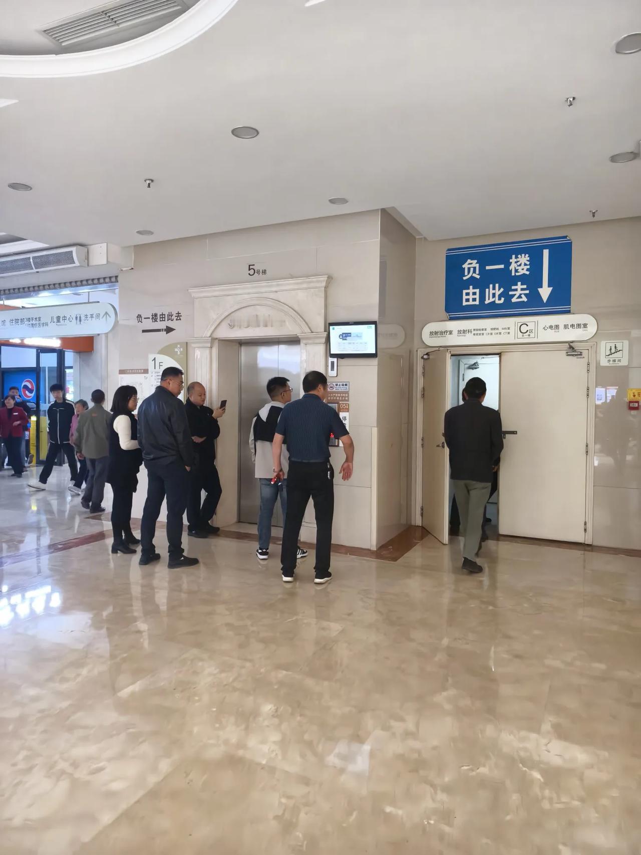 担心感冒
       ——南木子
立冬下雨天降温，
市民加衣御寒冷。
谁知大哥