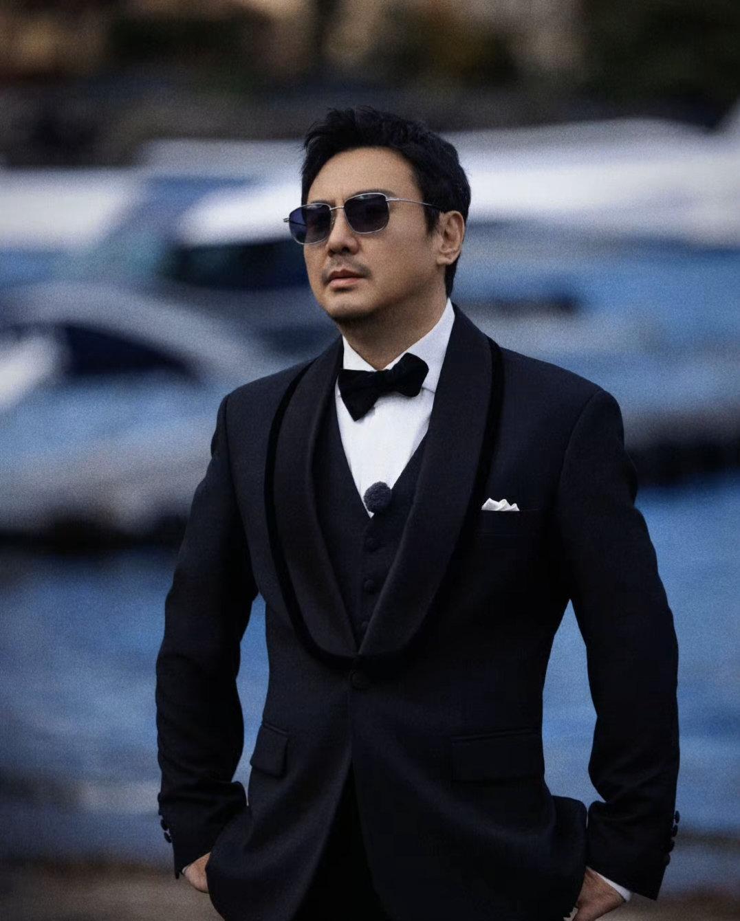 沈腾在春晚后台被拍到唯一读物是外卖菜单，郭德纲在书房直播时镜头扫过整面墙书全是塑