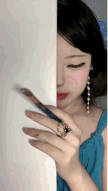 1 天呐！这女的厉害了，有两把刷子！[赞]
2 这小棉袄暖着暖着就漏风了！[捂脸