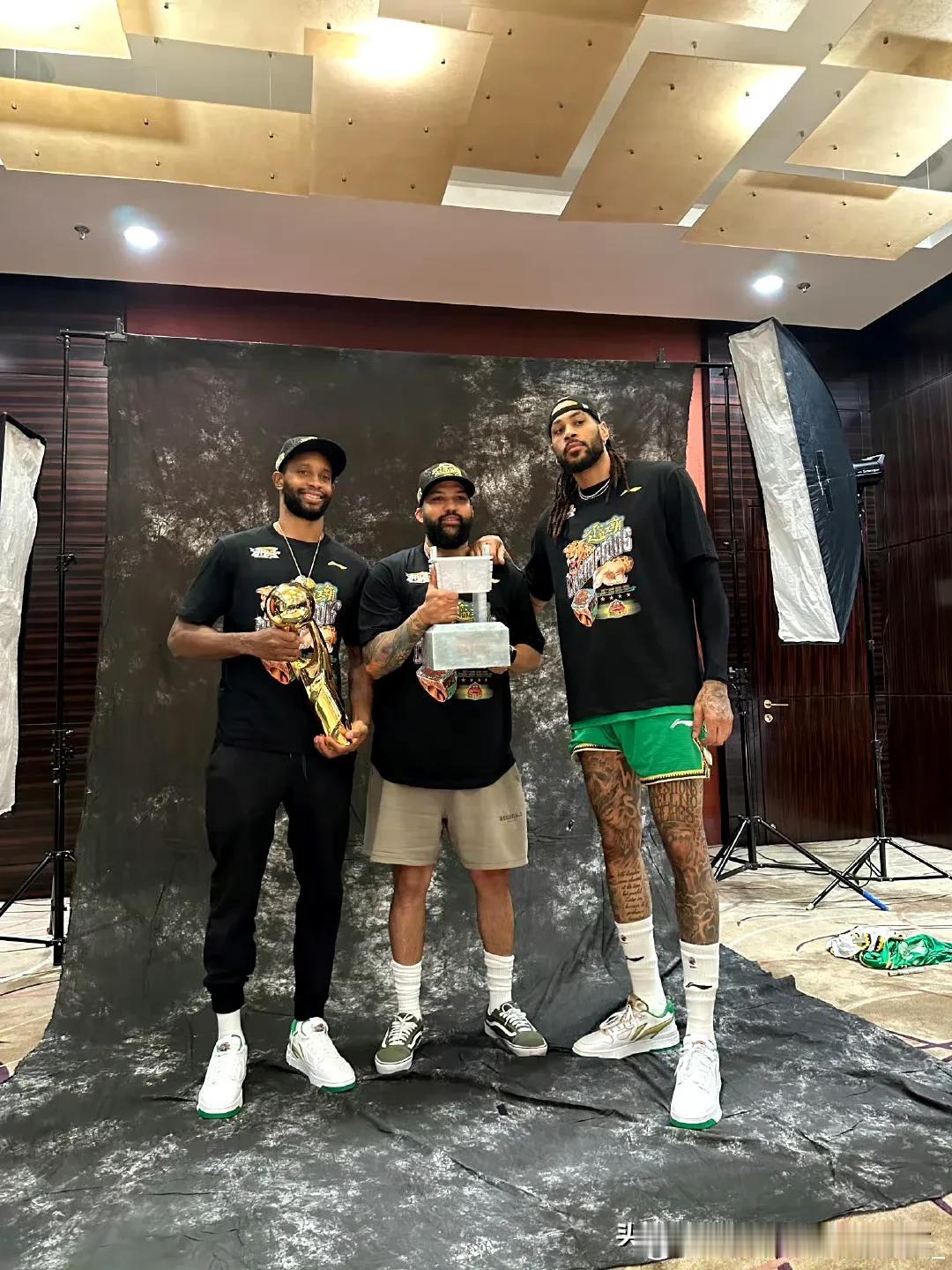 辽宁男篮拍摄冠军定妆照，福格手捧FMVP奖杯🏆！三连冠后，福格发文：我不是历史