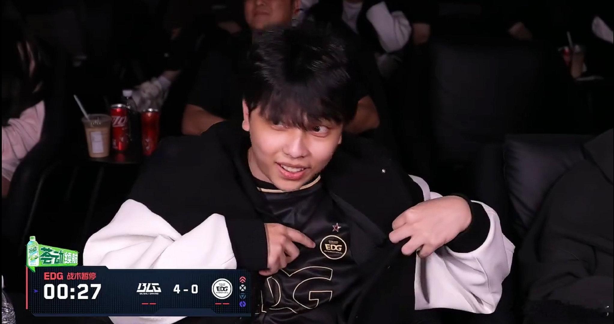 S1Mon又来到现场加油啦！还穿了EDG的队服这下真凑羁绊还不占人口，新春守护神