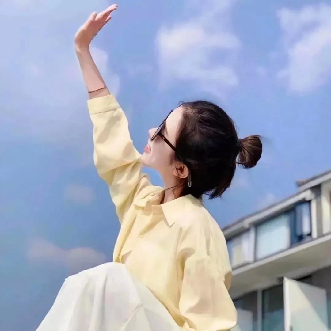 享受阳光，快乐的一天从伸个懒腰开始🌞抬头感受阳光 一起来感受阳光 今天只想晒太