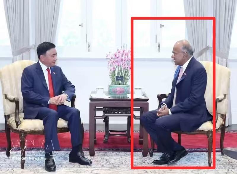 这位叫尚穆根的新加坡国务资政很谦虚！

在新加坡访问的越南常务书记陈锦秀于8月2