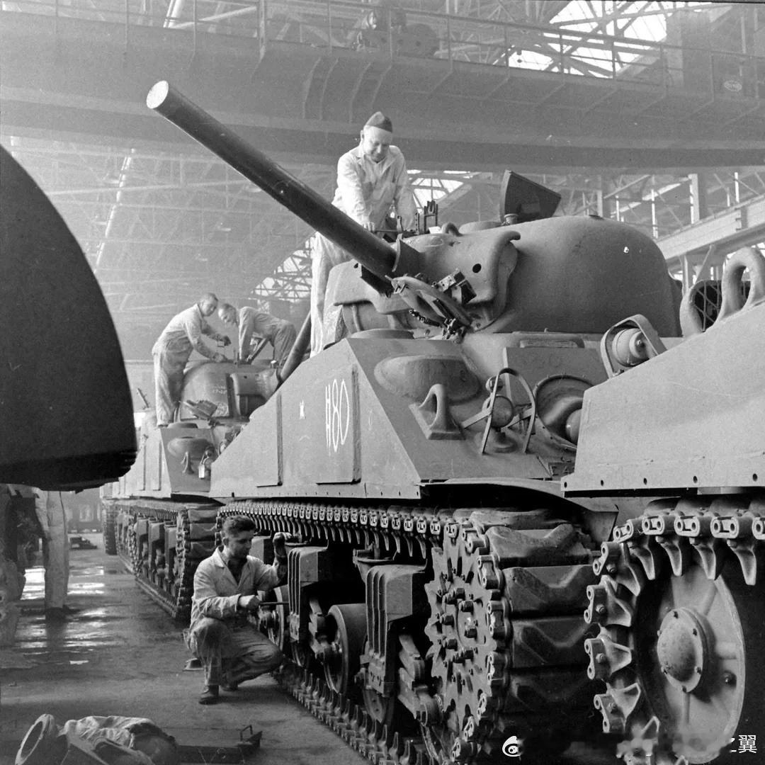 1944年初，克莱斯勒底特律坦克兵工厂翻新的M4A4谢尔曼 ​​​