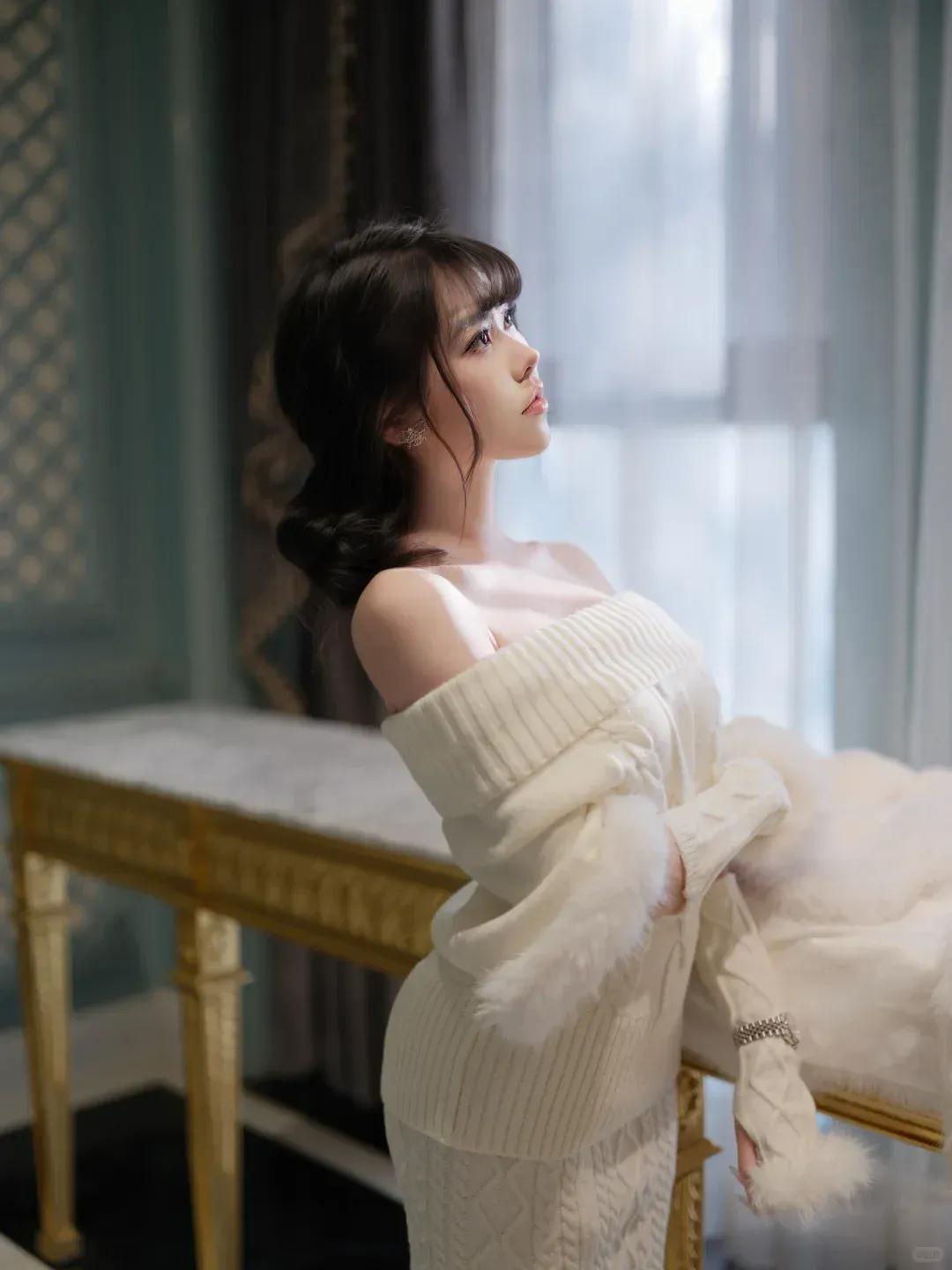 露肩毛衣与光影共舞