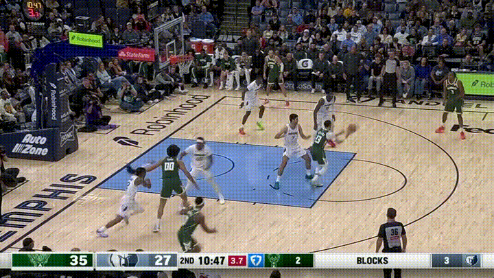 灰熊超级巨星莫兰特真是满血归来！在今天灰熊主场迎战雄鹿的比赛中，当时比赛进行到了