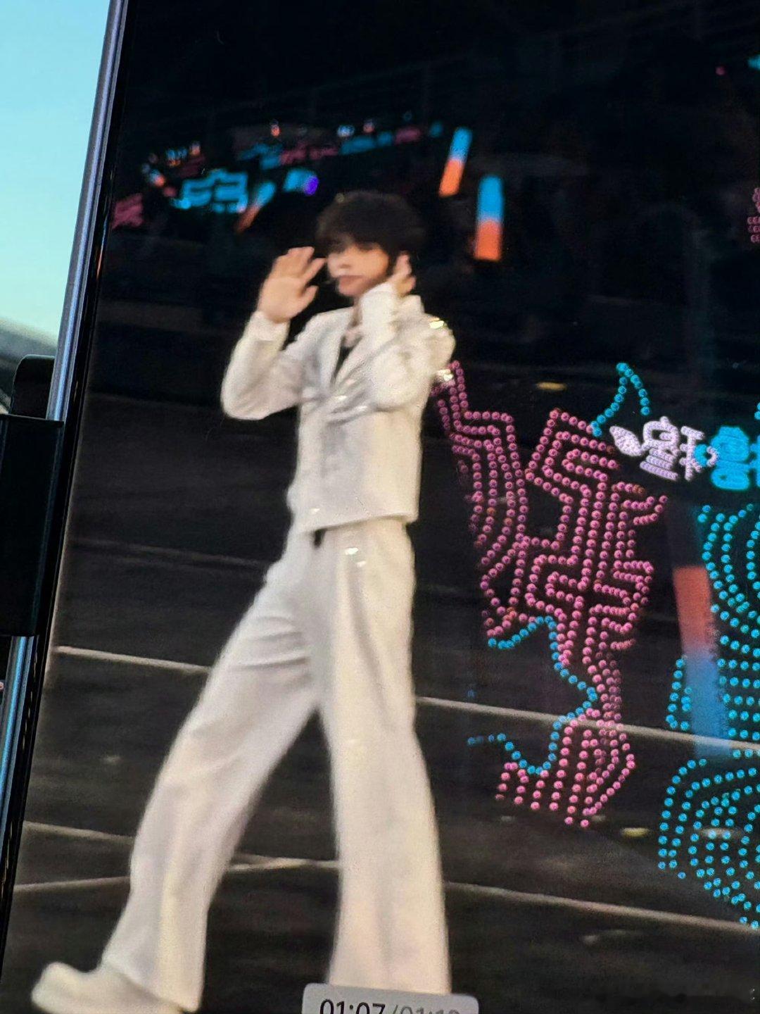 王橹杰完全成男体王橹杰神级建模发力了 OMG！完全成男体了 