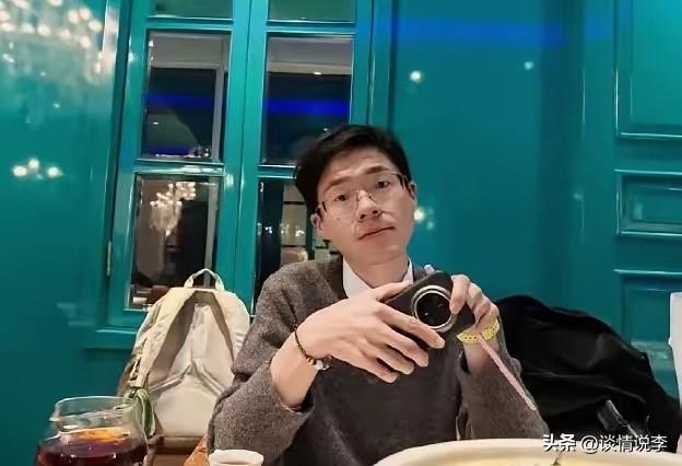 阳光帅气，善良真诚，细心温柔，认真负责。

王文卿老师在同事和家长眼里，是孩子们