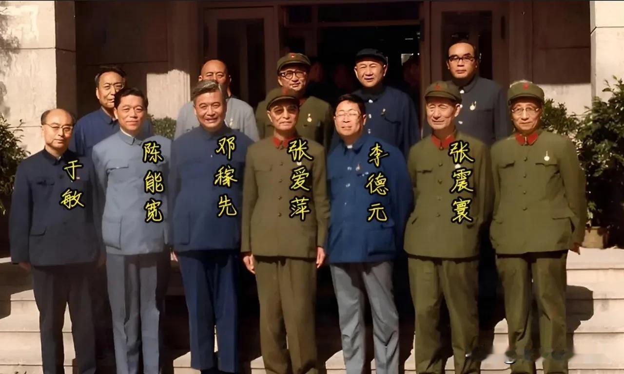 这张珍贵合影，记录了张爱萍上将莅临核武器研究第九所视察的场景。
邓稼先、于敏、陈