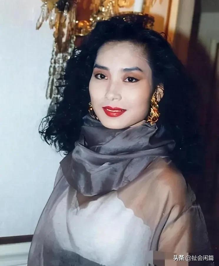 她应该是最潇洒，最成功的港姐！

邝美云，年过60，虽出身低微，现在事业成功，身