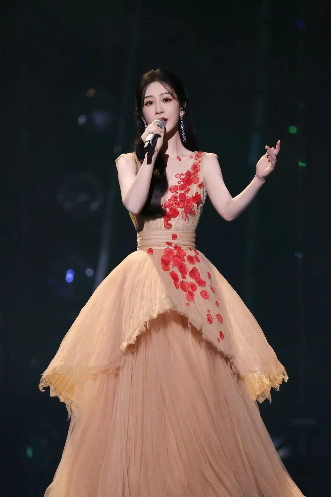 杨紫脸型是不是变了？没有之前那种呆萌感了 ​​​