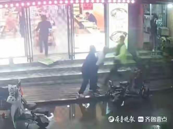 街头暖心一抱，挽救宝贵生命！莱州小伙用海姆立克法救下食物卡喉老人
齐鲁晚报·齐鲁