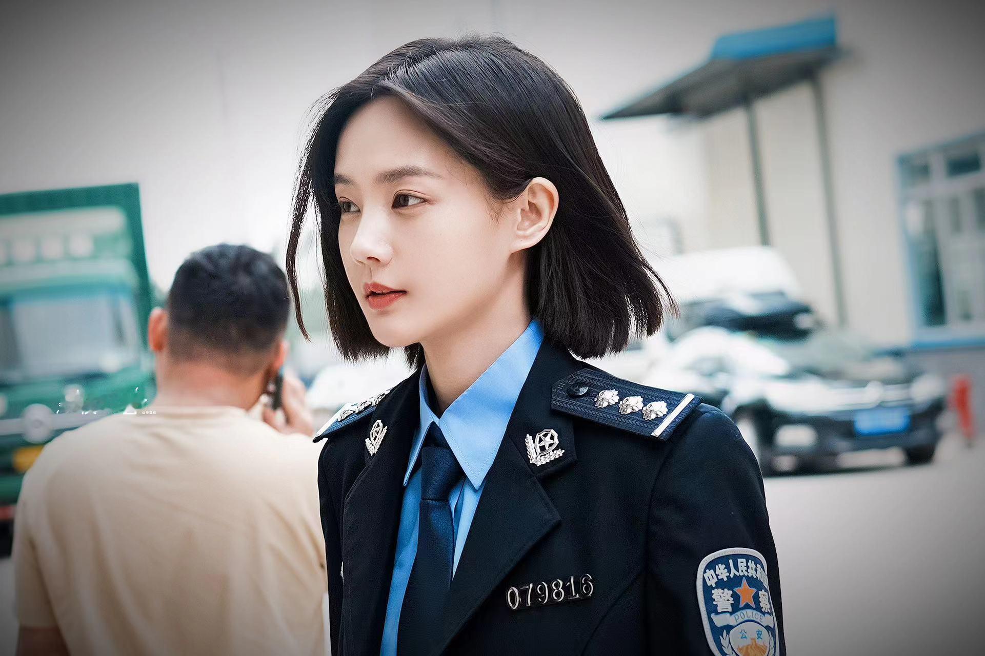 #李一桐体制内老公姐#李一桐真的制服杀到我了，体制内老公姐具像化了属于是，新剧不