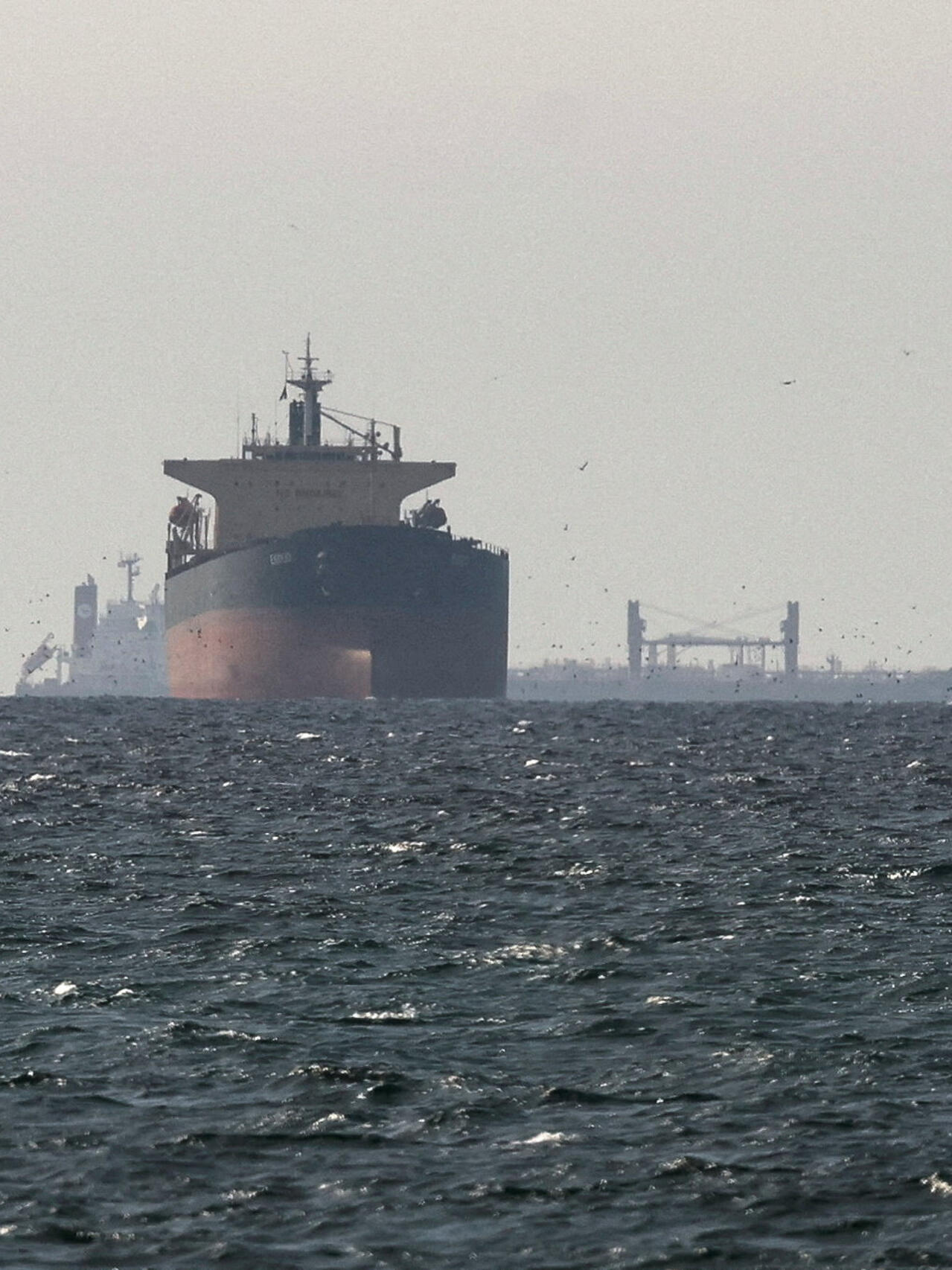 据参考消息报道，美国希望日本派舰护航霍尔木兹海峡，日美首脑会谈将讨论此事。日本2