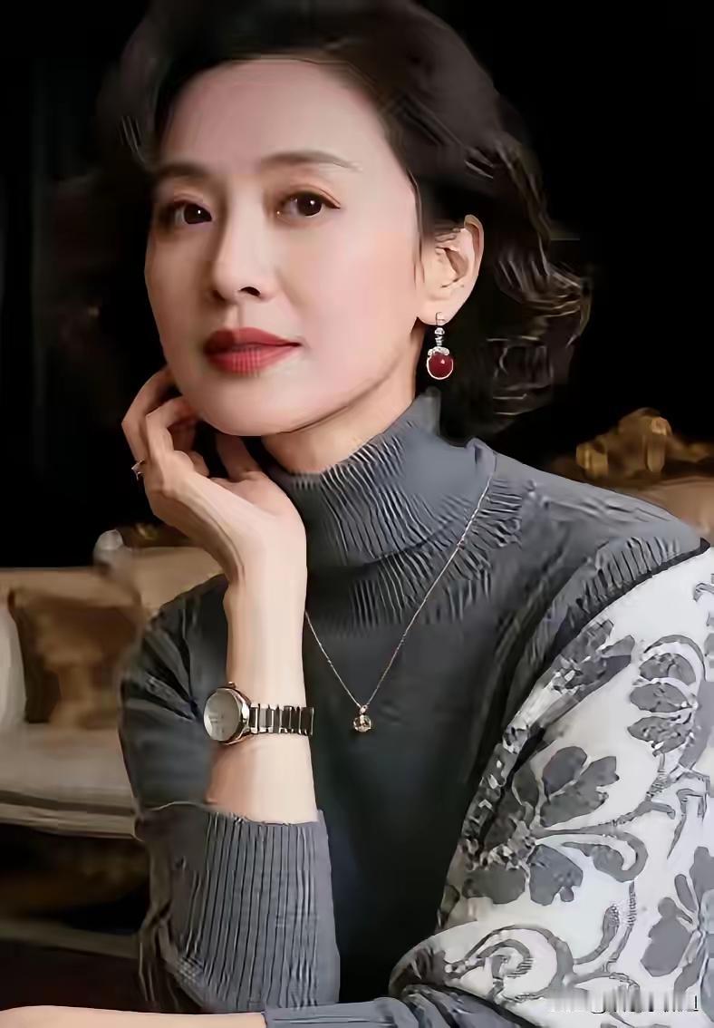 山坡羊·岁月优雅
镜头前伫，
华光凝聚，
深灰毛领风姿著。
袖纹殊，耳珠朱。
腕