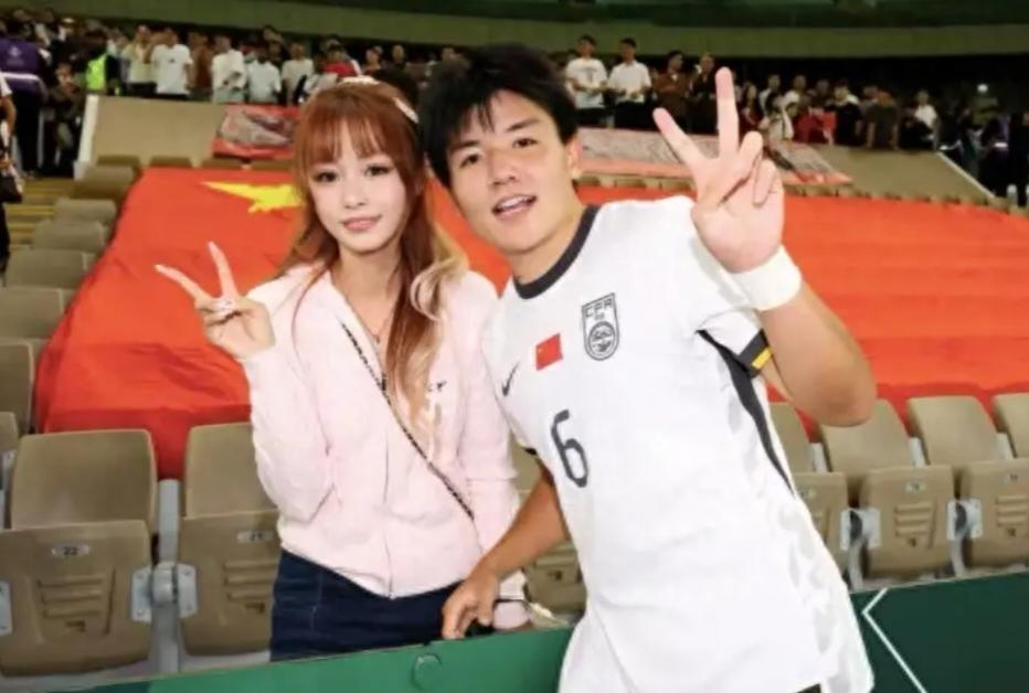 徐彬与女友同机抵达英格兰，网上球迷各抒己见，几乎吵满天！

徐彬加入英超狼队的新