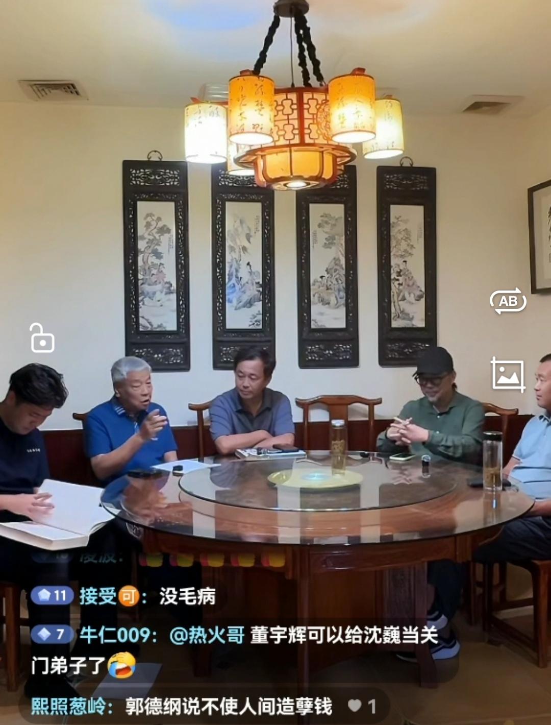 沈巍说：“我仰慕淡泊名利的人，但社会应该多一点重名利的人。”

沈巍认为名利有大
