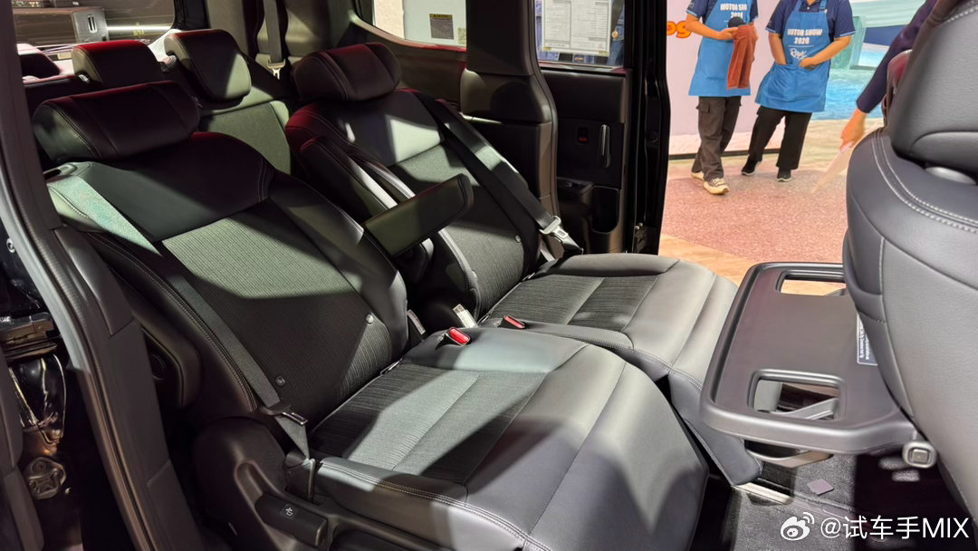 全手动调整，没有零重力的包装简单的前后调整+靠背和腿托的组合这张第二排座椅就能很