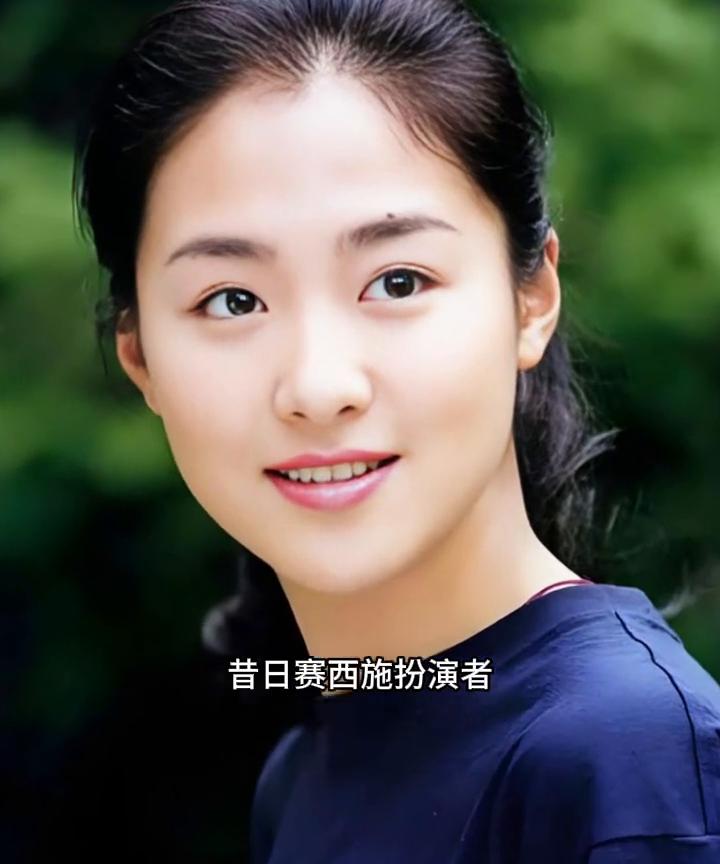 昔日赛西施扮演者沈傲君年轻时凭借绝色容貌风靡一时，岁月从不败气质，经年沉淀过后美