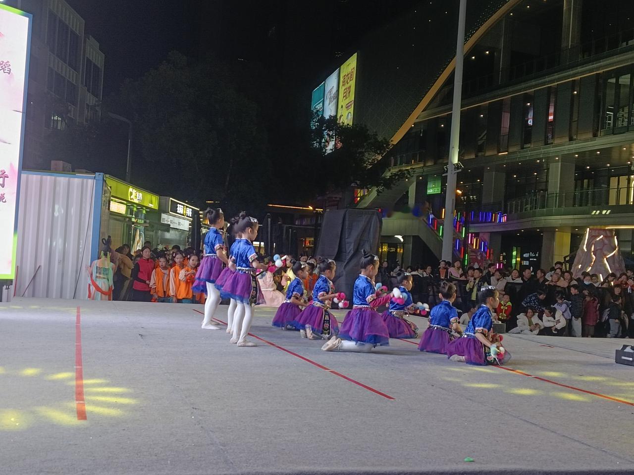 六一儿童节就要到来了，所有小学、幼儿园都在排练节目庆祝节日，老人们也闲不着，也自