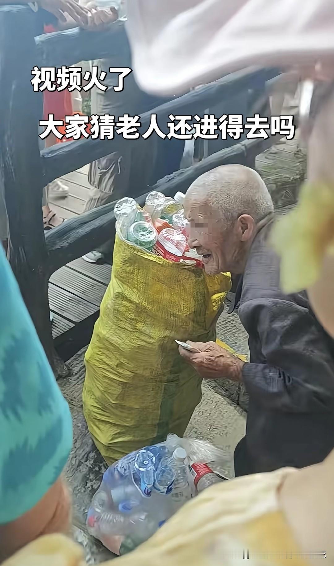 全网都在疯传的就是这个了，从此张家界再无拾荒者……这一幕火到国外了，很多老外百思