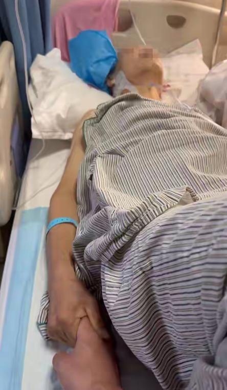 重庆，一名60岁老人做胆结石切除手术，医生把一截医用橡胶T管，留在老人身体里，术