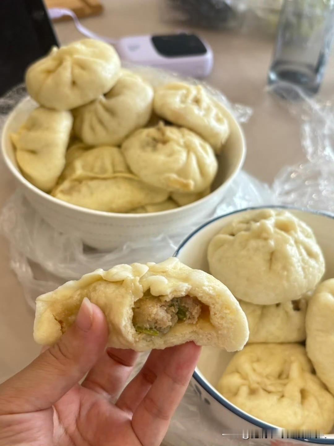 今天蒸了三锅包子，给儿子送一锅，又给女儿送一锅，等我回到家时，剩下那锅包子都凉透