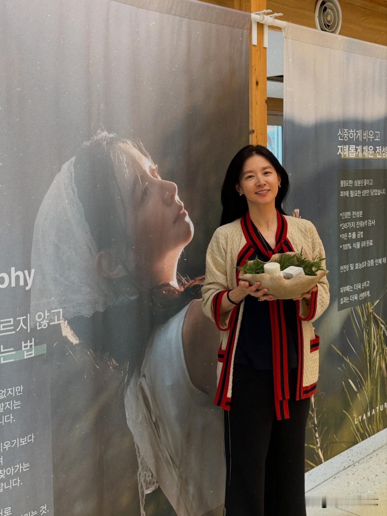 25日，演员李英爱在自己的Instagram上传了多张照片。公开的照片中，李英爱