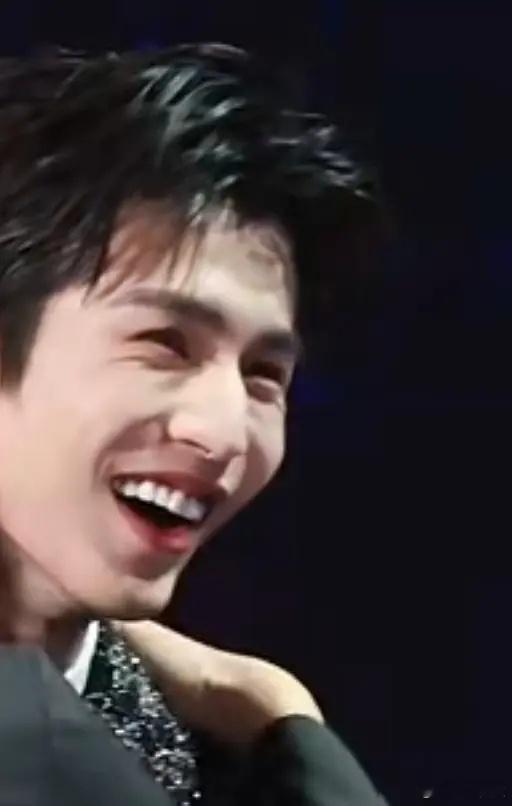 我🐮现在笑起来褶子没那么多了 