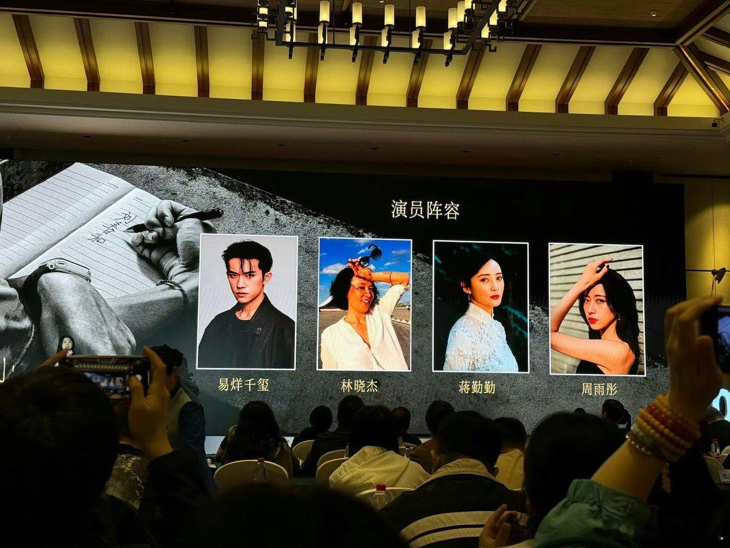 #周雨彤搭档易烊千玺# 一个四五番，搭档那么多顶流依旧红不了[裂开][裂开] ​