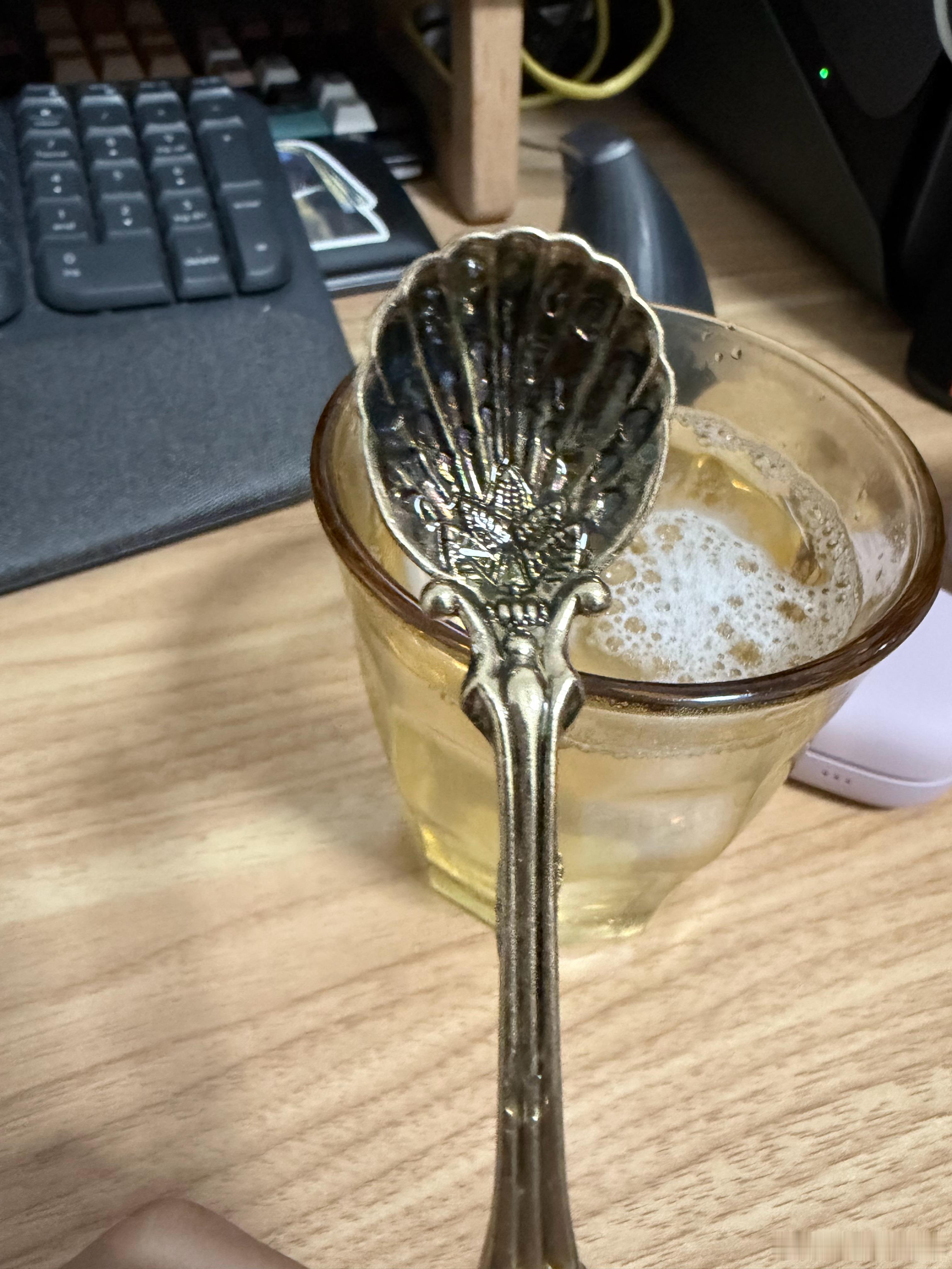 在思考一个问题在网上买了一把小勺，颜色是金色的，用来冲蜂蜜水，咋没两天就变黑了呢