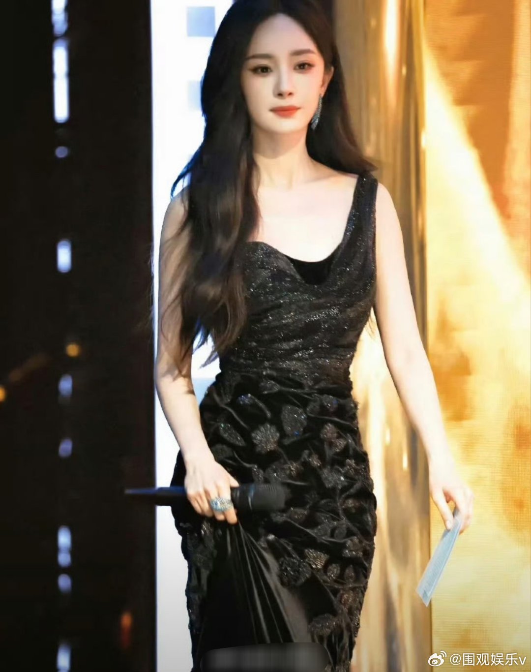杨幂踩到裙子摔倒 怪不得听她发言带着鼻音和哭腔，和她平时说话声音不同，应该摔得挺