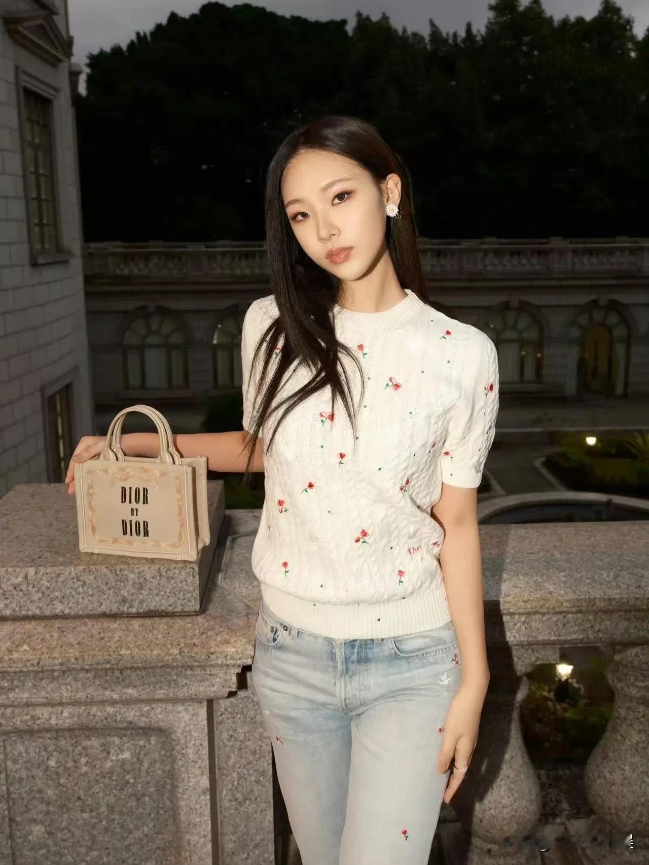 很多人说小s大女儿长相高级
其实她就是掉钱眼，小嘴巴，欧美人眼中亚洲人的典型长相