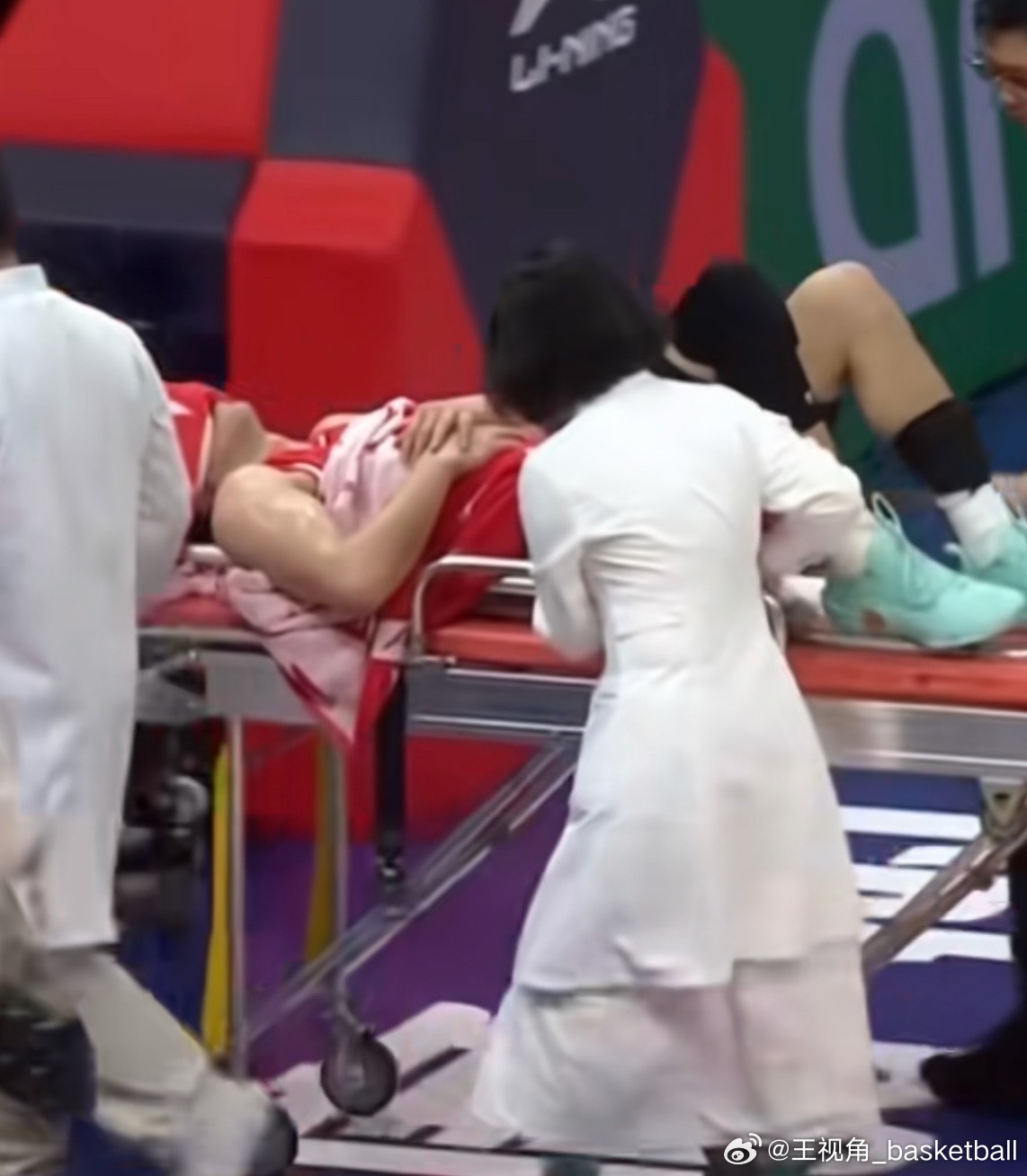 一声叹息，随着这次膝盖受伤，郭艾伦篮球世界的灯光看起来正在逐渐黯淡，作为中国篮球