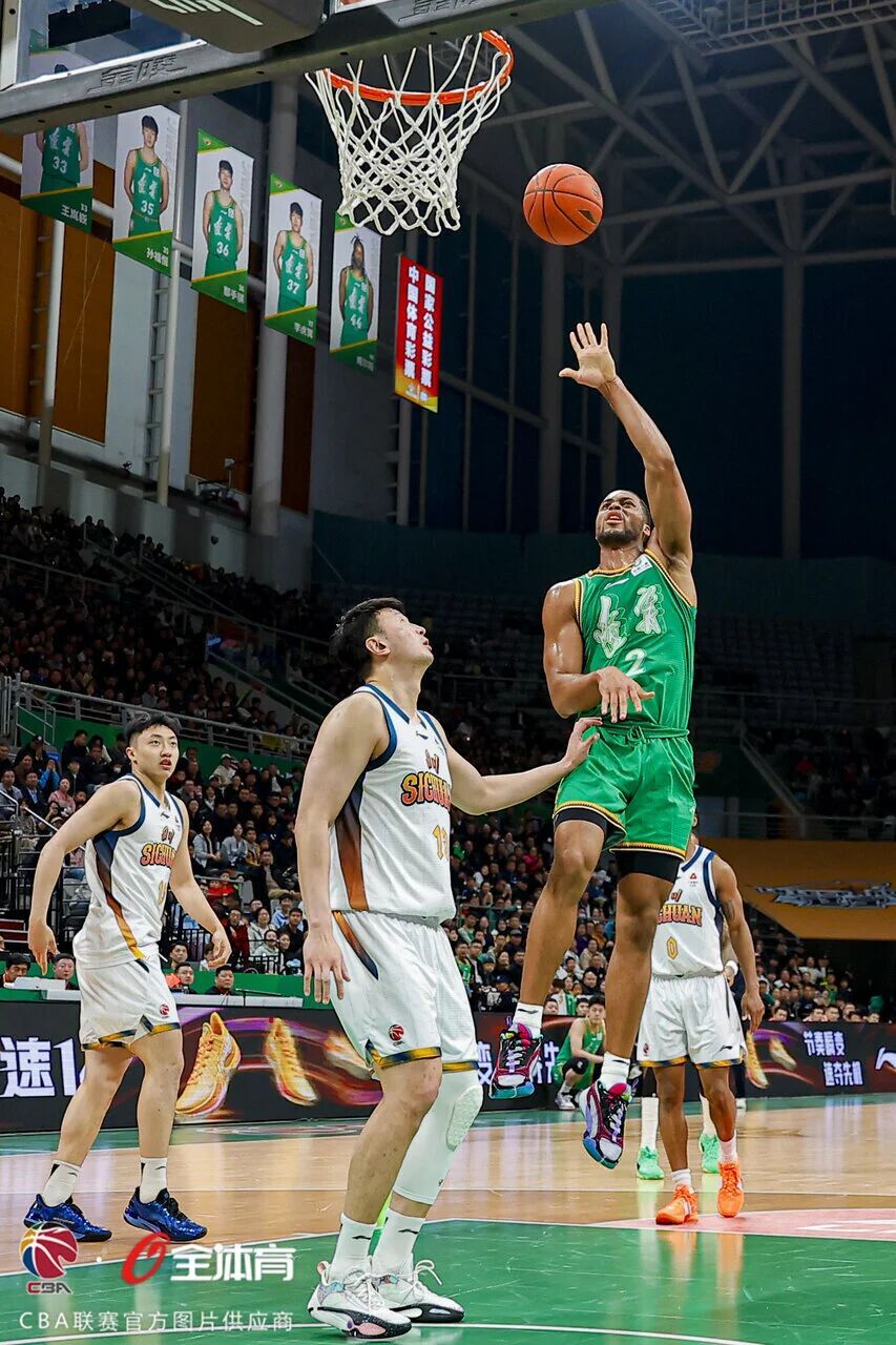 辽宁男篮第八名外援莱迪的首秀：对阵四川男篮出战12分钟，10中6得到14分3篮板