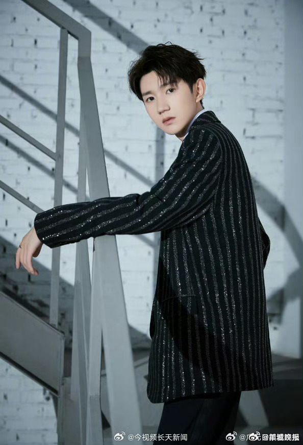 【分享男明星的镶钻西装大片】当利落的剪裁遇上璀璨的细钻，硬朗的线条与流光溢彩的锋