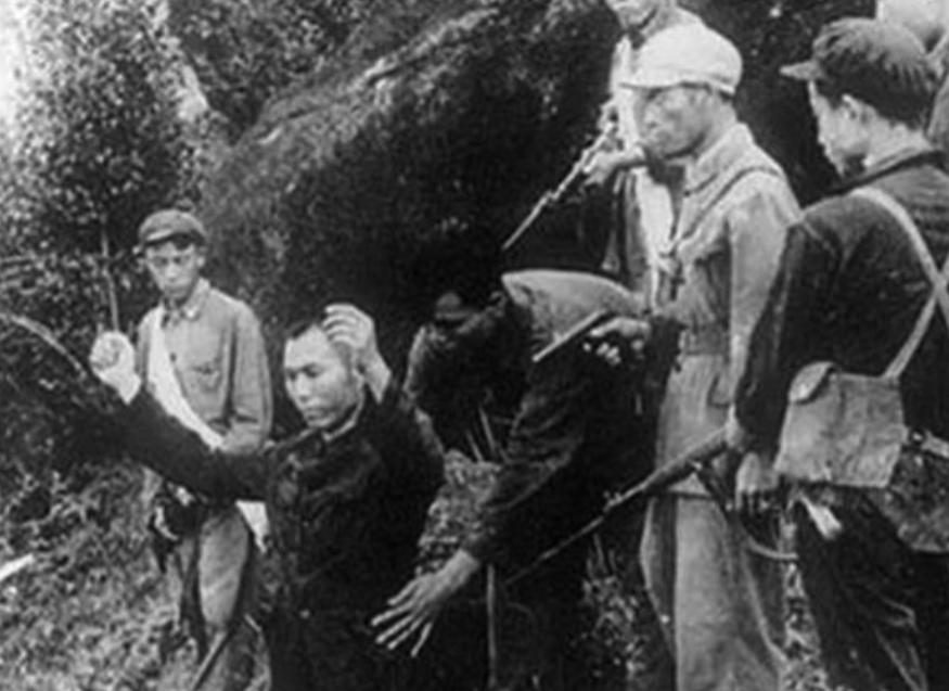 1951年，四百多名特务伪装解放军想在福建山里扎根，最后靠一块手表，民兵直接识破