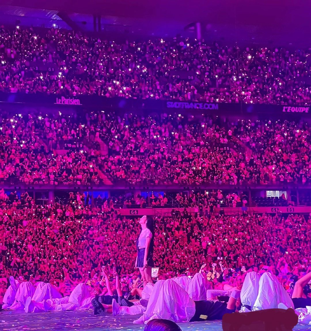 问：你如何看待自己和粉丝之间的关系？JISOO：“我的粉丝就像朋友一样。我们算是