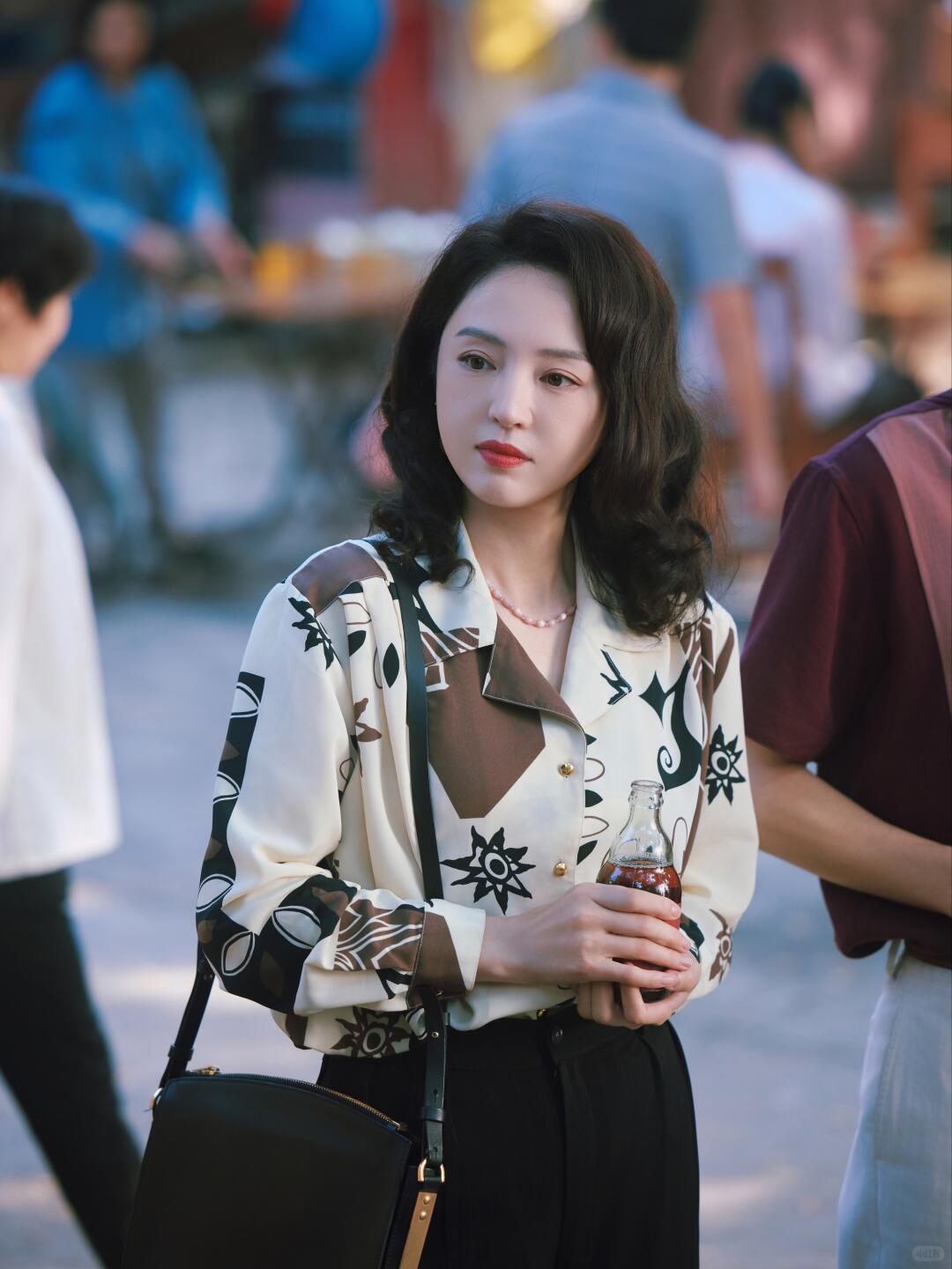 年轻时候的她颜值惊艳，《雪花女神龙》里的上官燕，清冷飒爽，是很多人的童年白月光，