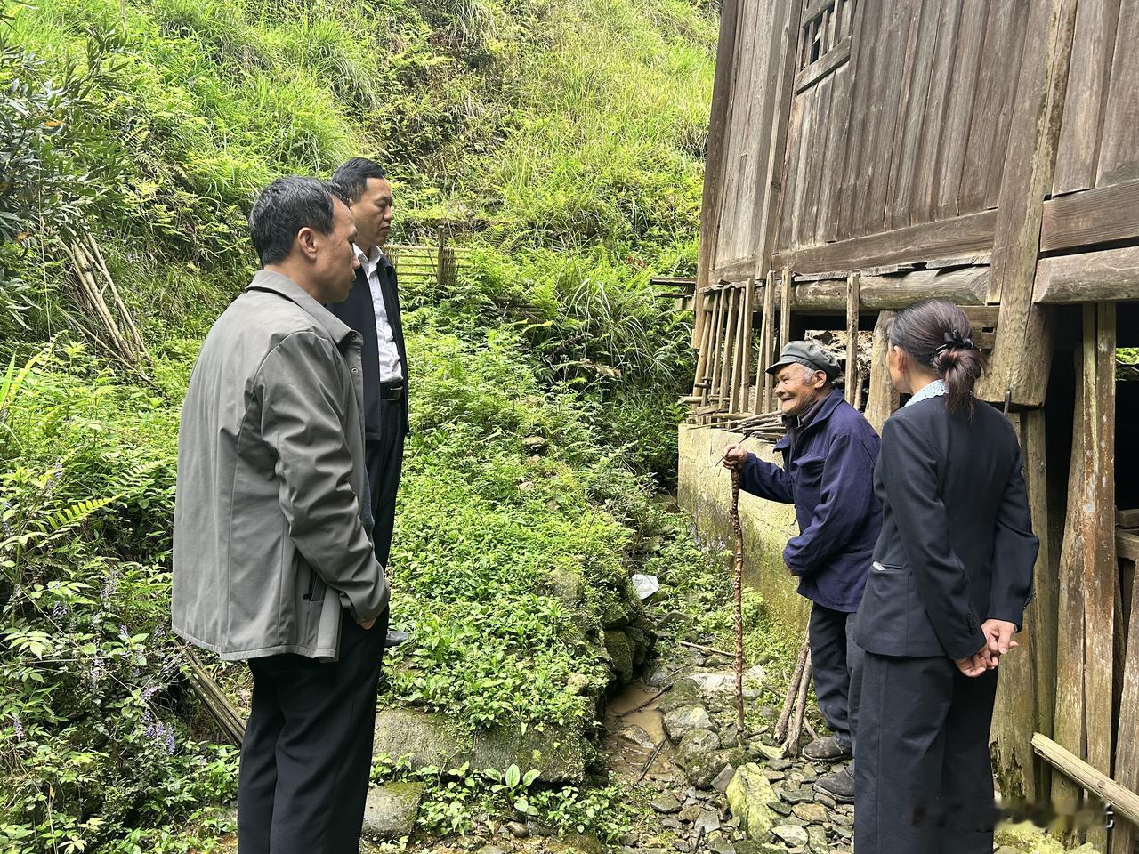 驻村日志：今天一早，看着瓢泼大雨，一直放心不下一组老黄家的安全，老黄住在二儿子家