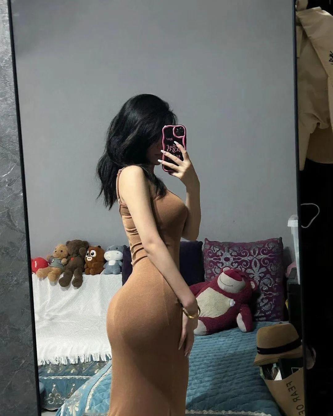 夜灯柔影映纤姿
#红颜美女风彩# #欣赏佳人佳作# #暧媚飞舞# #非凡情丝# 